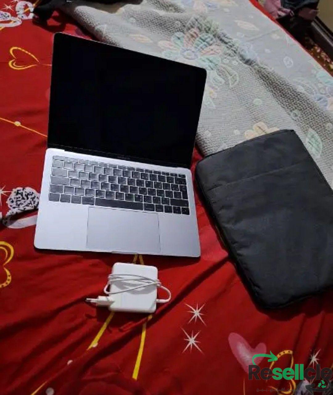 MacBook pro 2107 13.3 Retnia core i5