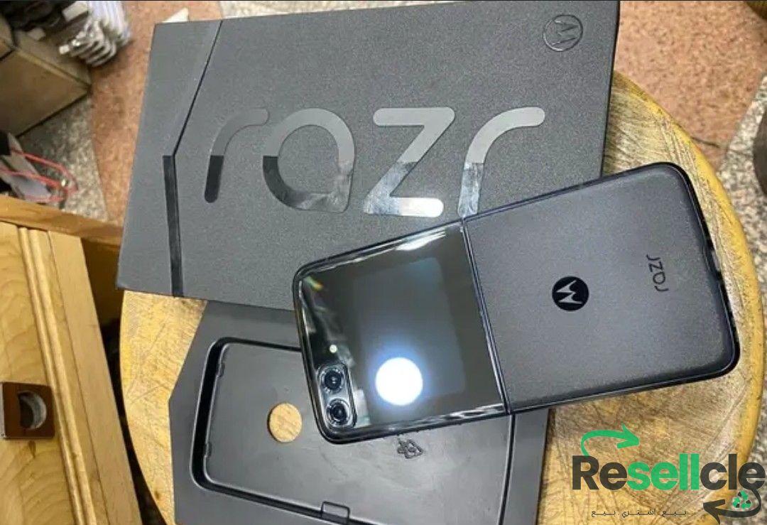 Motorola Razr 2022 256G Black كالجديد